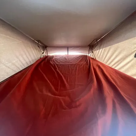 Luxusní stan Camper Car In Underground Parking 2
